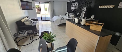 2 bedrooms, internet, bed sheets