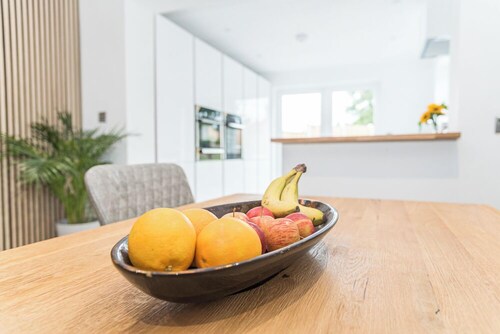 City Oasis is a freshly refurbished bungalow in Hellesdon, Norwich, rated 4.95 by past guests. All on one level inside, it sleeps five across three bedrooms, with an open-plan living space, 72Mbps WiFi, a 55-inch smart TV and free parking x2 cars.