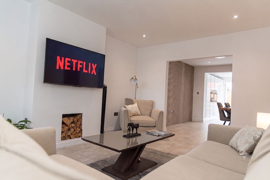 City Oasis Is A Freshly Refurbished Bungalow In Hellesdon, Norwich, Rated 4.95 By Past Guests. All On One Level Inside, It Sleeps Five Across Three Bedrooms, With An Open-plan Living Space, 72mbps Wifi, A 55-inch Smart Tv And Free Parking X2 Cars. - 노리치
