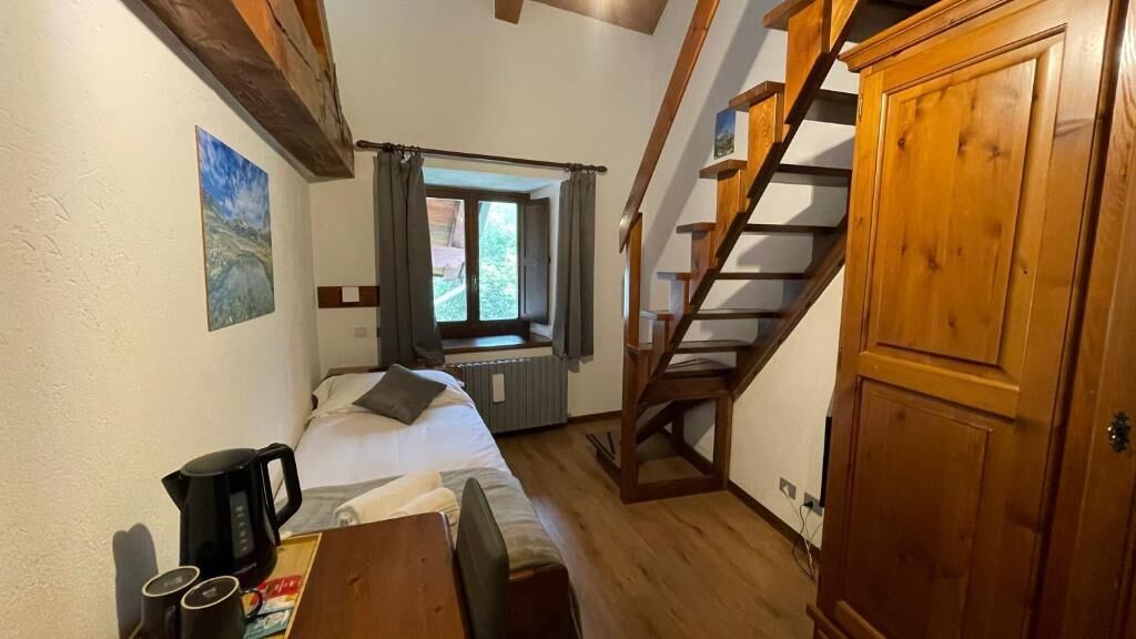 Twin Room, Mountain View | Desk, laptop workspace, free WiFi, wheelchair access