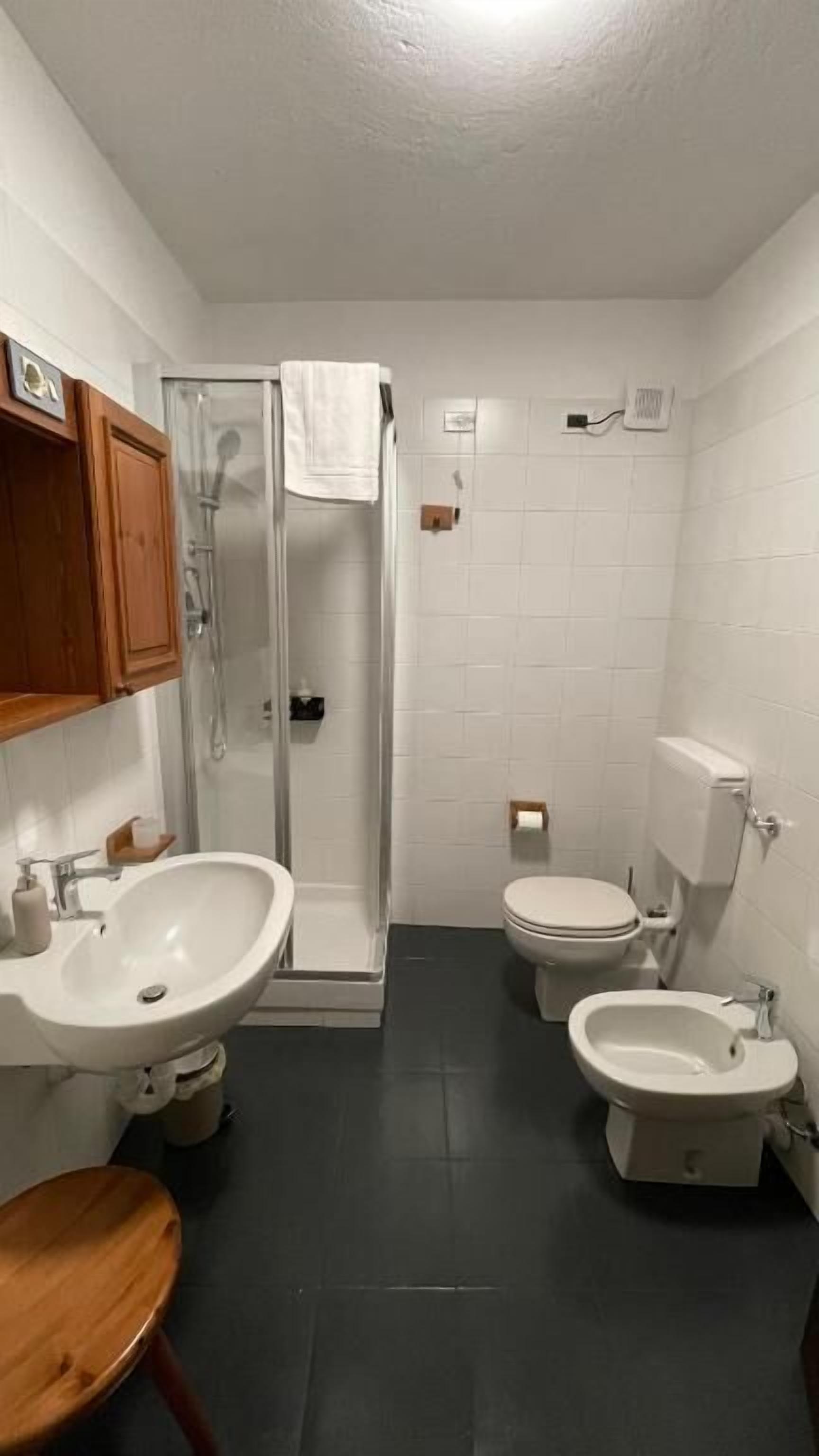 Doppel- oder Zweibettzimmer, Gartenblick | Badezimmer | Dusche, Haartrockner, Handtücher, Seife