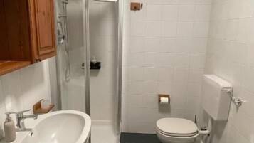 Camera con letto matrimoniale o 2 letti singoli, vista giardino | Bagno | Doccia, asciugacapelli, asciugamani, sapone