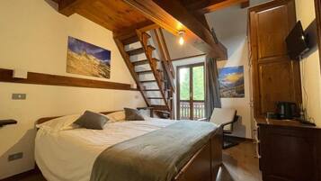 Quadrupla Classic, balcone, vista giardino | Una scrivania, postazione laptop, Wi-Fi gratuito