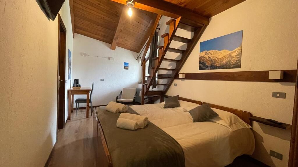 Quarto quádruplo standard, vista para a montanha | Escrivaninha, espaço de trabalho para notebook, Wi-Fi de cortesia