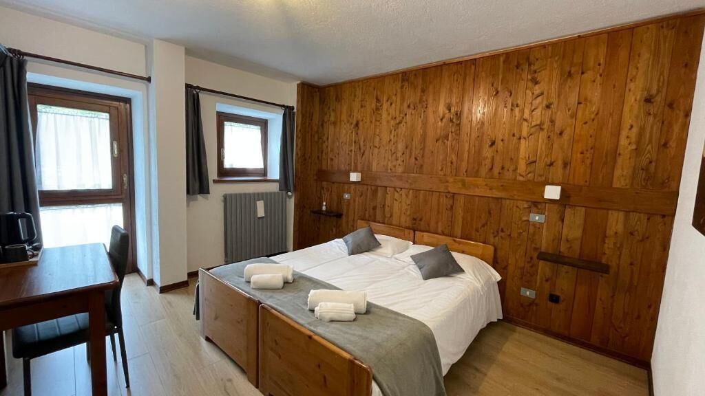 Quarto casal ou duplo standard, vista para o jardim | Escrivaninha, espaço de trabalho para notebook, Wi-Fi de cortesia