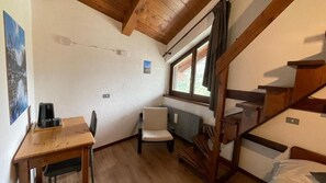 Quarto quádruplo standard, vista para a montanha | Parte interna