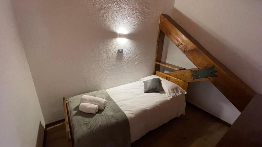 Habitación triple estándar, vistas al jardín | Escritorio, espacio para trabajar con un portátil, wifi gratis