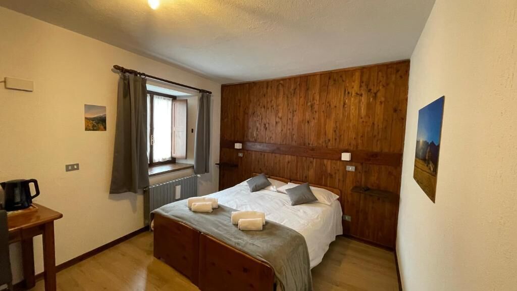 Quarto casal ou duplo básico, sacada, vista para o jardim | Escrivaninha, espaço de trabalho para notebook, Wi-Fi de cortesia