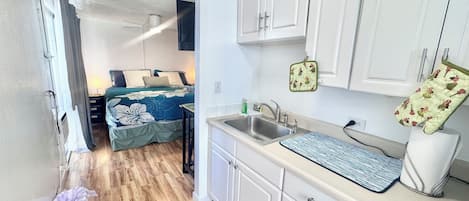 1 habitación, tabla de planchar con plancha, wifi y ropa de cama
