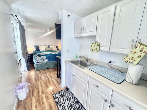 Delightful condo with AC in vibrant Honolulu perfect for your stay