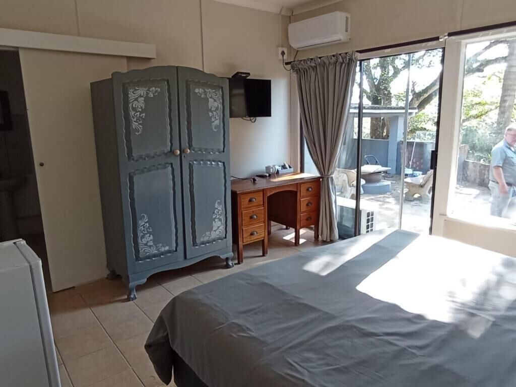 Classic Room, 1 King Bed, Non Smoking, Housekeeping | Iron/ironing board, free WiFi