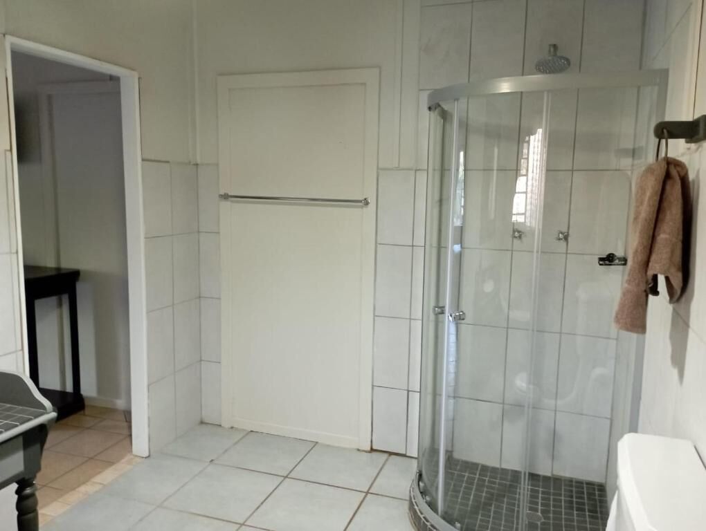 Classic Double or Twin Room, Multiple Beds, Non Smoking, Garden View | Bathroom | Shower, free toiletries, towels