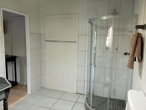 Chambre Classique Double ou avec lits jumeaux, plusieurs lits, non-fumeurs, vue jardin | Salle de bain | Douche, articles de toilette gratuits, serviettes fournies