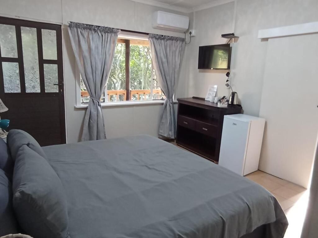 Classic Room, 1 King Bed, Non Smoking, Housekeeping | Iron/ironing board, free WiFi