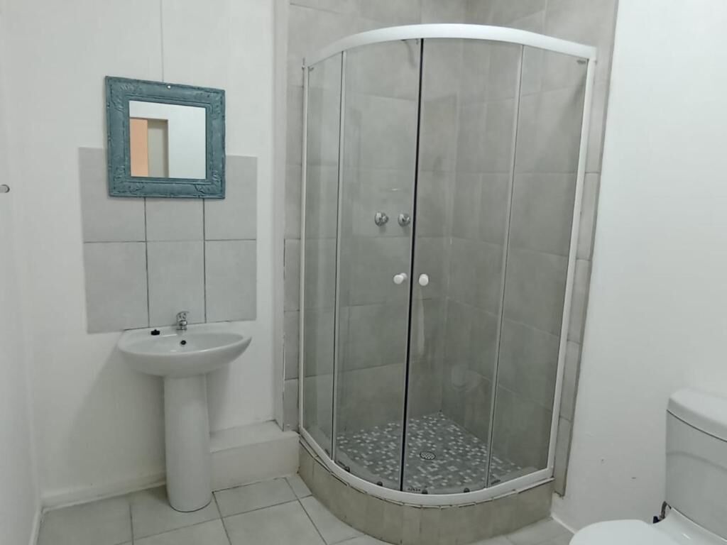 Classic Room, 1 King Bed, Non Smoking, Housekeeping | Bathroom | Shower, free toiletries, towels