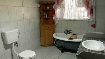 Chambre Classique Double ou avec lits jumeaux, plusieurs lits, non-fumeurs, vue jardin | Salle de bain | Douche, articles de toilette gratuits, serviettes fournies