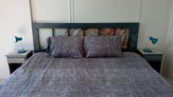 Classic Room, 1 King Bed, Non Smoking, Housekeeping | Iron/ironing board, free WiFi