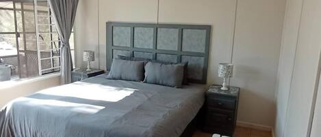 Classic Room, 1 King Bed, Non Smoking, Housekeeping | Iron/ironing board, free WiFi