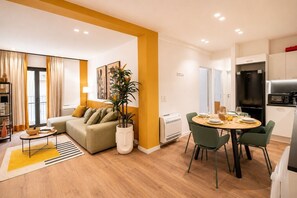 Eine moderne Wohnung mit Wohnzimmer, Essbereich und Küche.