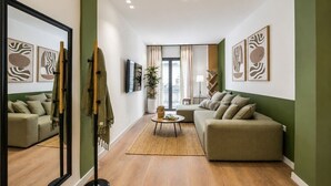 Ein modernes Wohnzimmer mit einer Couch, einem Couchtisch und einem Spiegel.