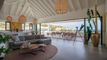 Deluxe penthouse, 3 slaapkamers, uitzicht op oceaan | Woonruimte | Een televisie