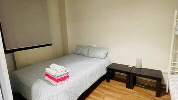 1 dormitorio, tabla de planchar con plancha, ropa de cama