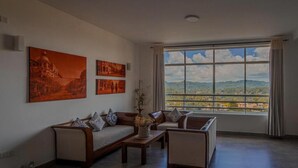 Un soggiorno con divano, tavolino e opere d'arte appese al muro.