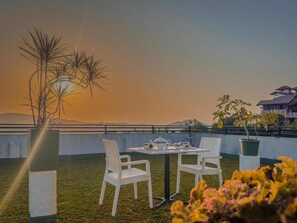 Deluxe dubbelrum - balkong - utsikt mot bergen | Restaurang utomhus