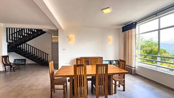 Habitación doble Deluxe, balcón, vista a la montaña | Restaurantes