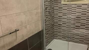 Basic Double Room | Bathroom