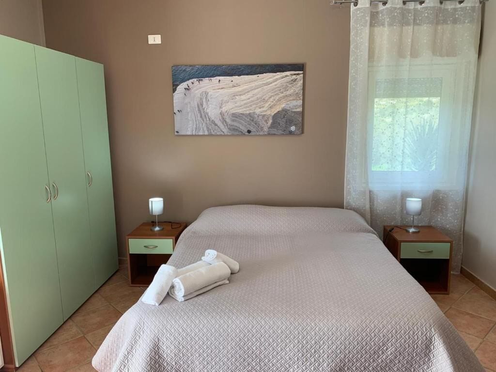 Dreibettzimmer, Balkon, Blick auf den Innenhof | Kostenloses WLAN