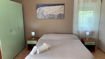 Dreibettzimmer, Balkon, Blick auf den Innenhof | Kostenloses WLAN
