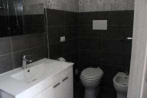 Basic Double Room | Bathroom