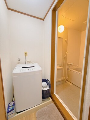 Badeværelse | Gratis toiletartikler, hårtørrer, håndklæder, Shampoo