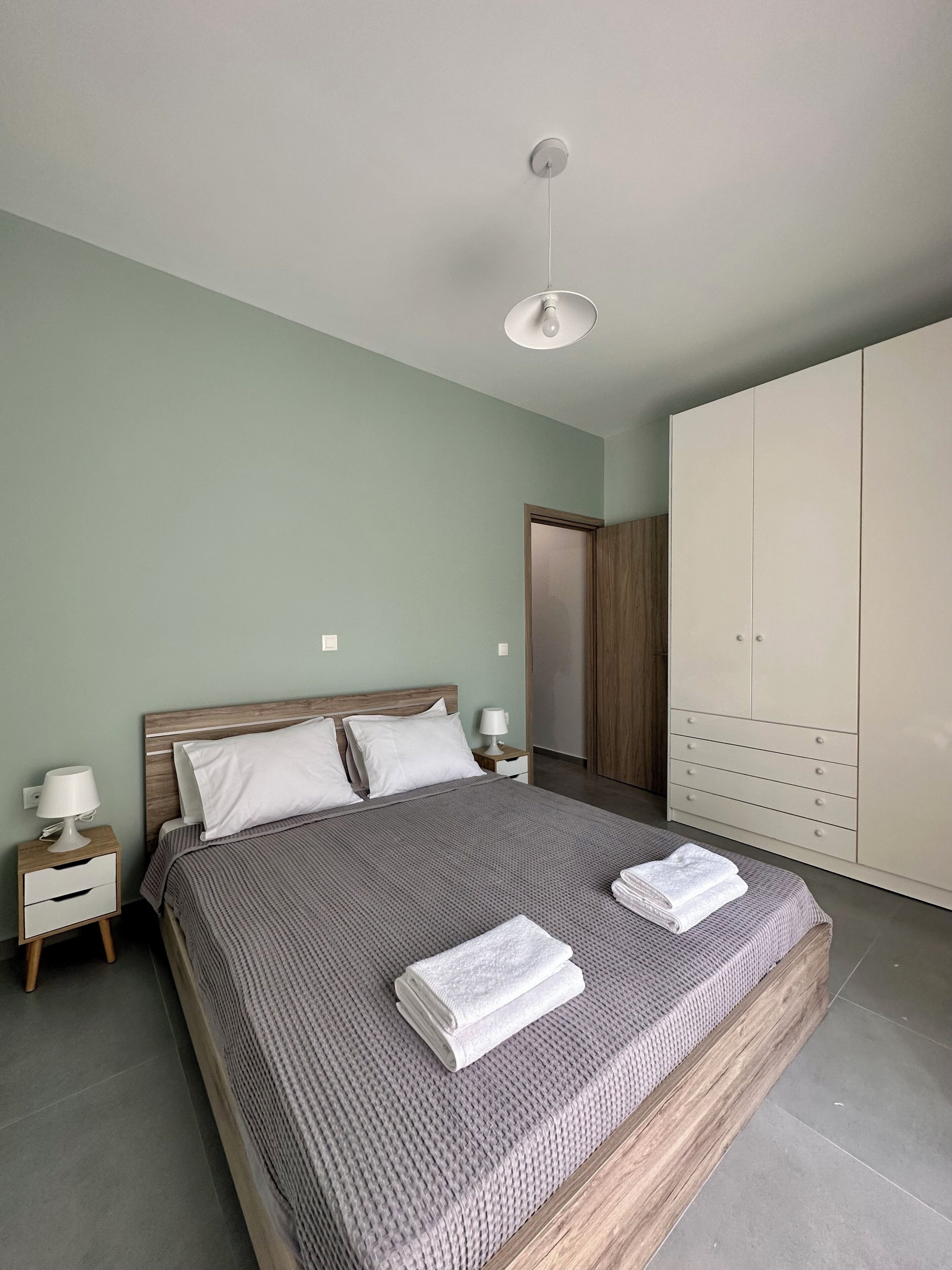 Tabla de planchar con plancha, wifi y ropa de cama 