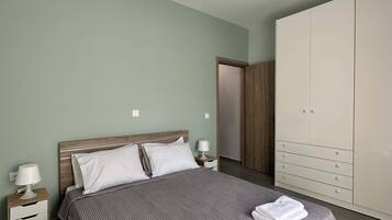 Tabla de planchar con plancha, wifi y ropa de cama