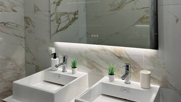 Dusche, Haartrockner, Bidet, Handtücher