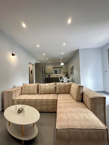 Zouf House Luxury Stay with Jacuzzi