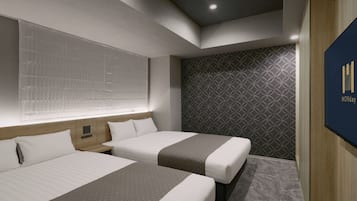 Een hotelkamer met twee bedden, een groot raam met zonwering, een behang met patroon en een houten accentmuur.