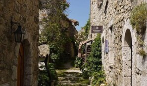 Property grounds - Bed and Breakfast 'La Colline' with Mountain View, Shared Terrace and Wi-Fi (Bargème)