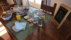 Dining - Bed and Breakfast 'La Colline' with Mountain View, Shared Terrace and Wi-Fi (Bargème)