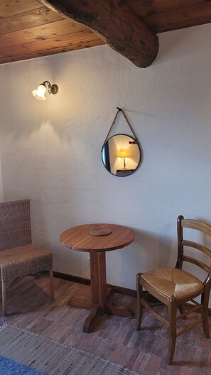 Interior - Bed and Breakfast 'La Colline' with Mountain View, Shared Terrace and Wi-Fi (Bargème)
