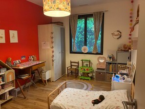 Schreibtisch, Bügeleisen/Bügelbrett, Reisekinderbett, kostenloses WLAN