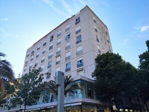Ein mehrstöckiges Hotel mit modernem Design, mit Balkonen und großen Fenstern.