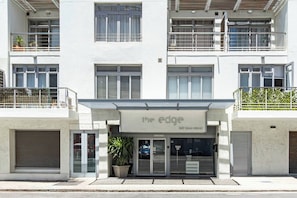 Ein modernes Gebäude mit einer Ladenfront namens 'the edge'.
