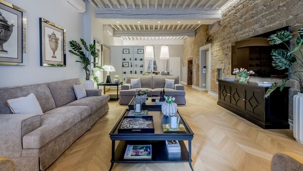 Una sala de estar con sofá, mesa de centro y chimenea.