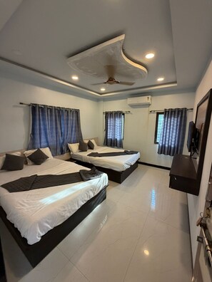 Desk, free WiFi - Hotel Majestic Inn (Ellora)