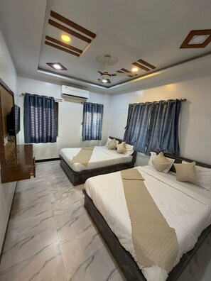 Desk, free WiFi - Hotel Majestic Inn (Ellora)