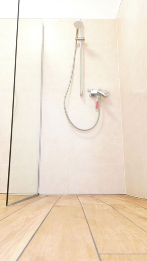 Shower, hair dryer, towels, soap - Modern vacation apartment with kitchen and bathroom between lakes, forests and fields (Blankensee)