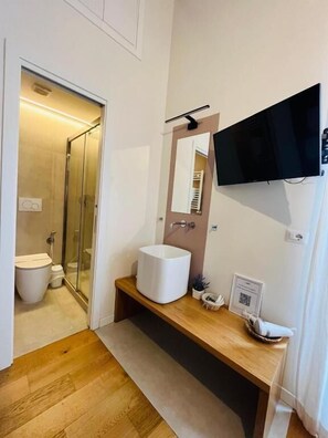 Kamar Double Standar, pemandangan kota | Kamar mandi | Perlengkapan mandi gratis, pengering rambut, sandal, dan handuk